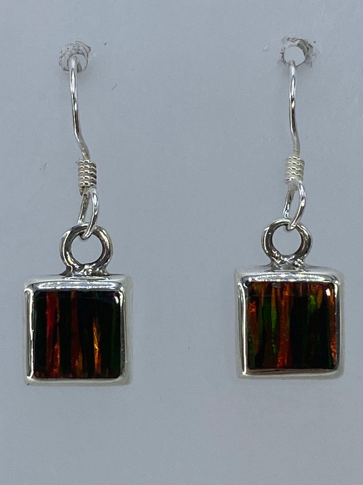 Detalle del engaste de plata alrededor del ópalo con tonos de fuego