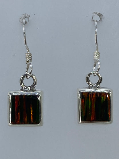 Detalle del engaste de plata alrededor del ópalo con tonos de fuego
