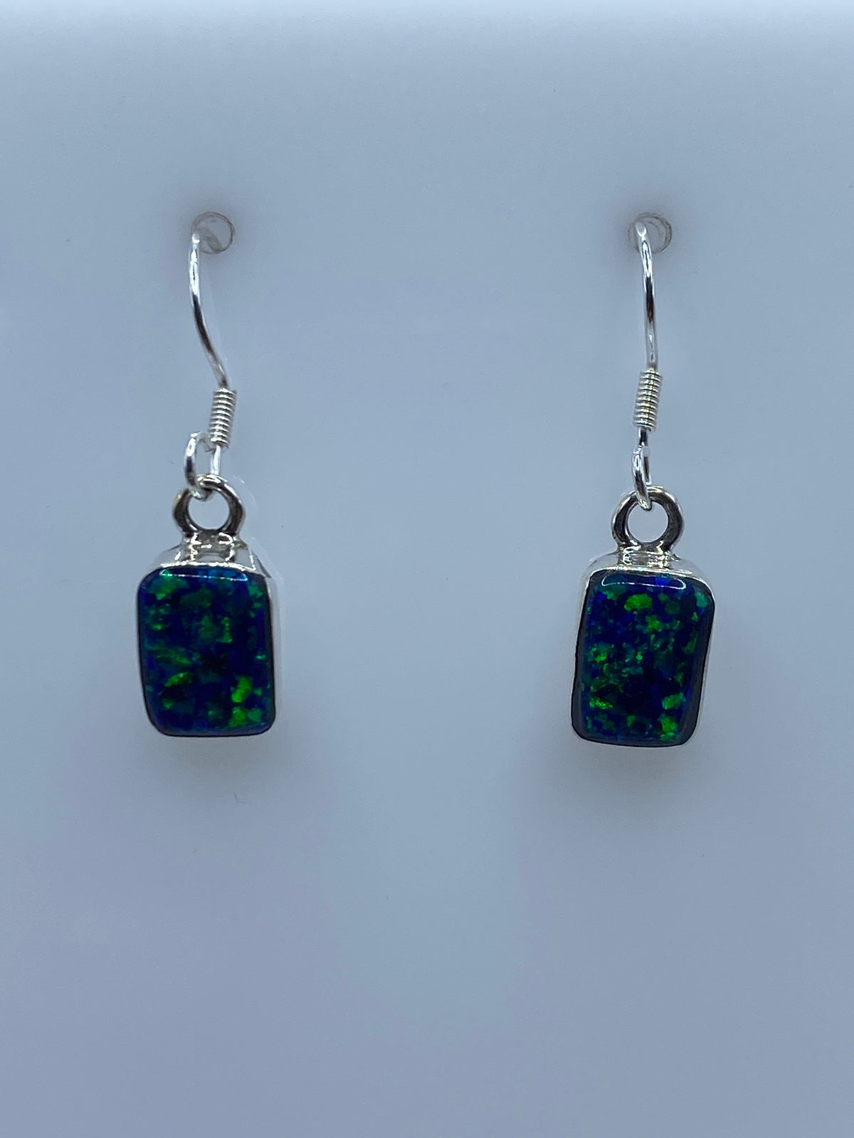 Detalle del engaste a mano de la piedra opalo de fuego azul en plata 950