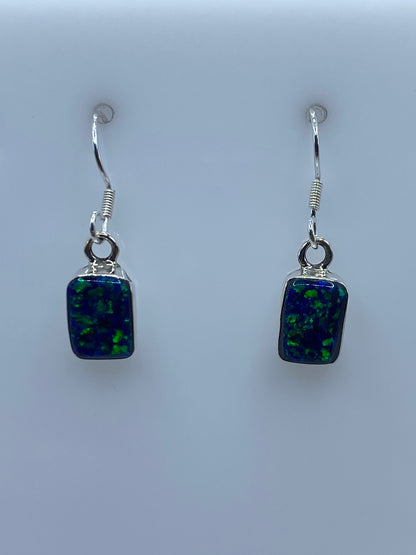 Detalle del engaste a mano de la piedra opalo de fuego azul en plata 950