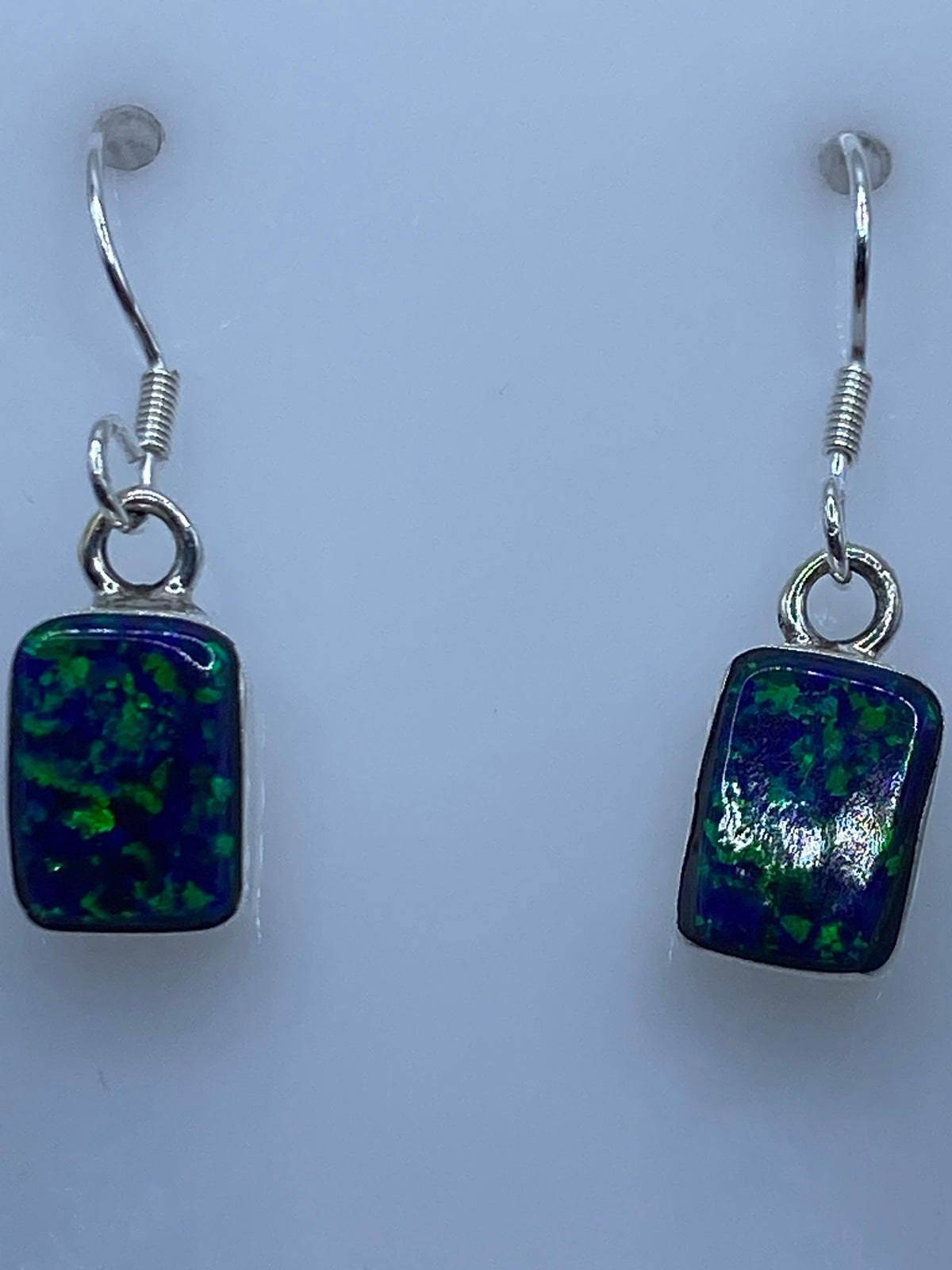 Aretes sobre regla de medicion mostrando largo de 2.3 cm