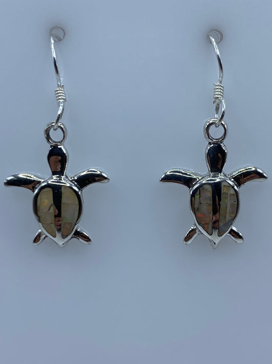 Par de aretes de plata tortuga con ópalo de fuego multicolor, visto de frente