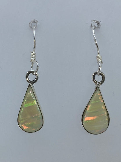 Aretes de plata 950 con ópalo de fuego multicolor, colgando mostrando el color amarillo, rojo y verde