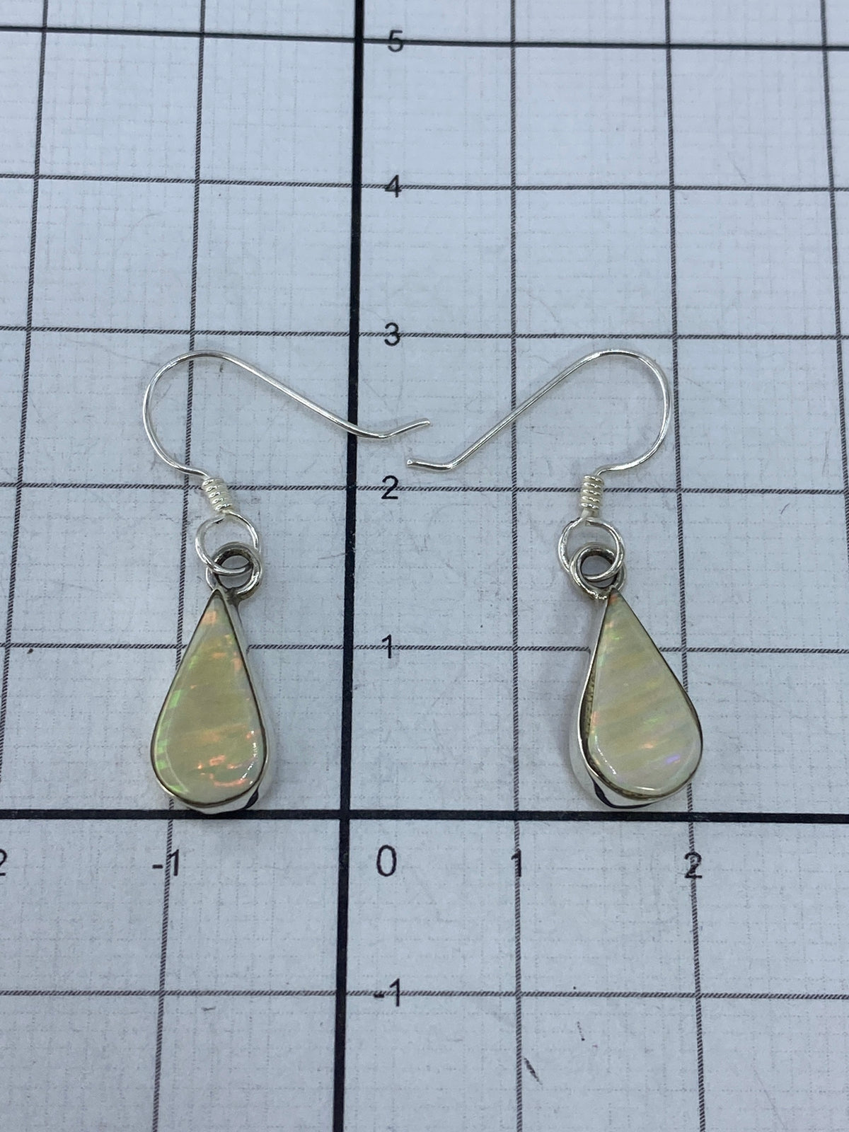 Reverso de aretes mostrando el engaste a mano y el Quinto 950