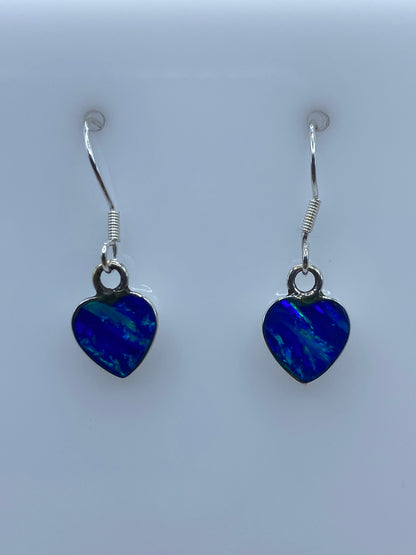 Detalle del opalo de fuego azul y el engaste de plata 925 en uno de los aretes