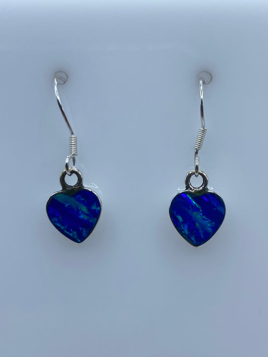 Detalle del opalo de fuego azul y el engaste de plata 925 en uno de los aretes