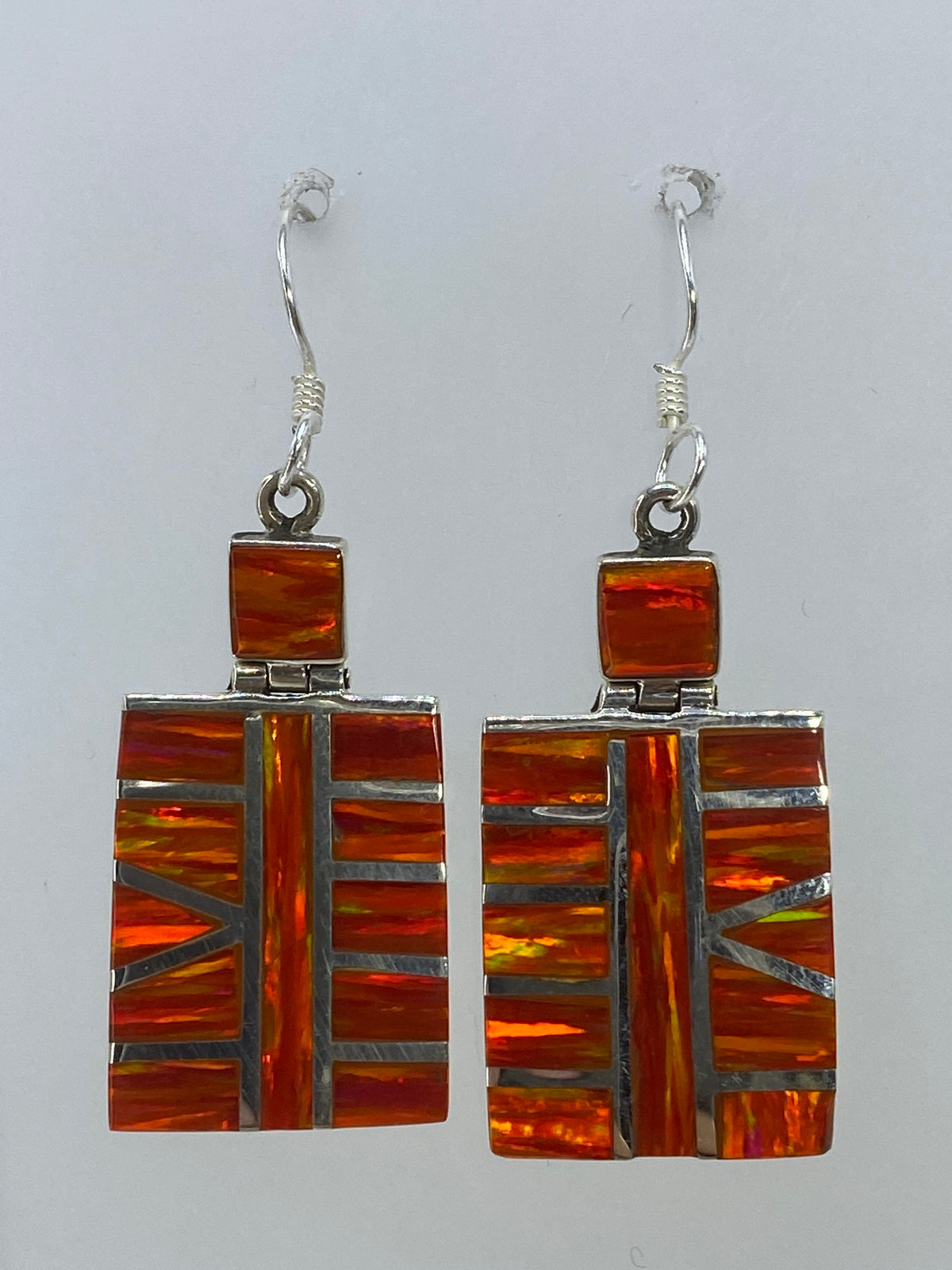 Par de aretes de plata 950 con ópalo de fuego naranja en incrustación, colgando de gancho de plata