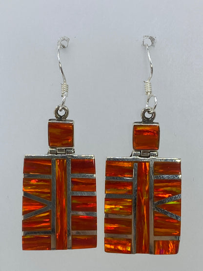 Detalle del ópalo de fuego naranja engastado en plata pulida, 4 cm de largo