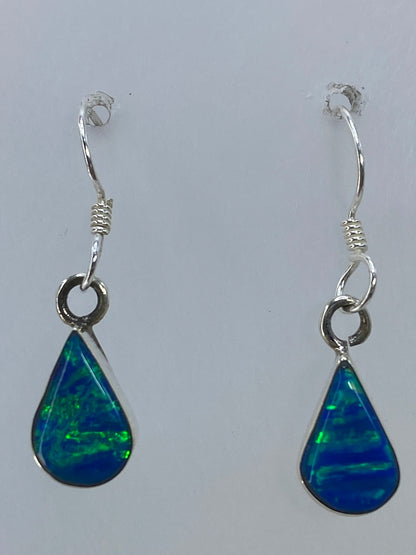 Aretes puestos mostrando el tamaño delicado de 2.7 cm