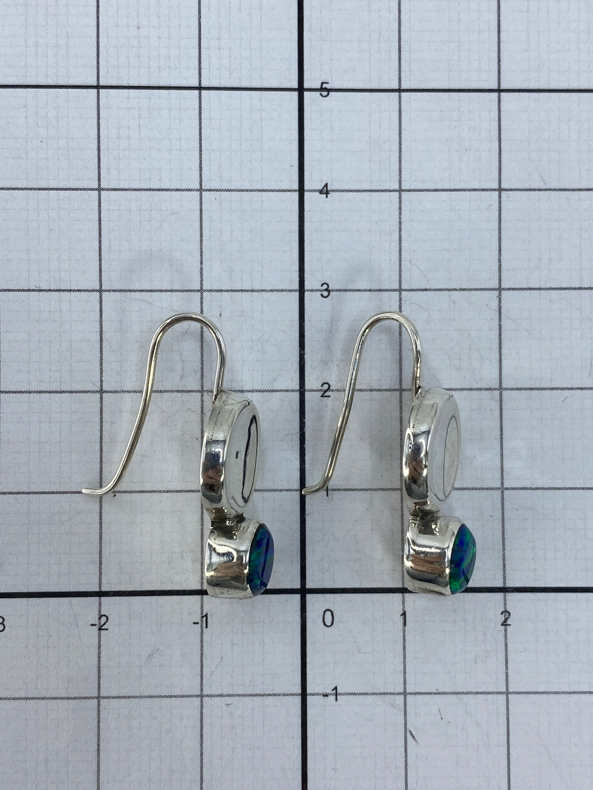 Reverso de los aretes mostrando el sello 950 y el cierre de plata