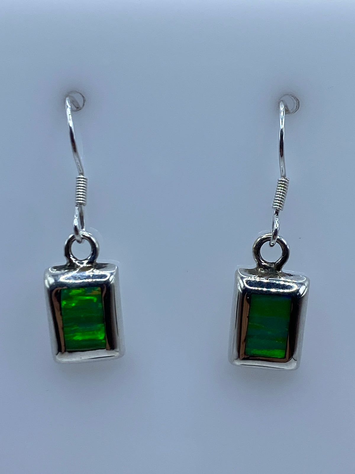 Detalle del engaste a mano del ópalo de fuego verde en plata 925