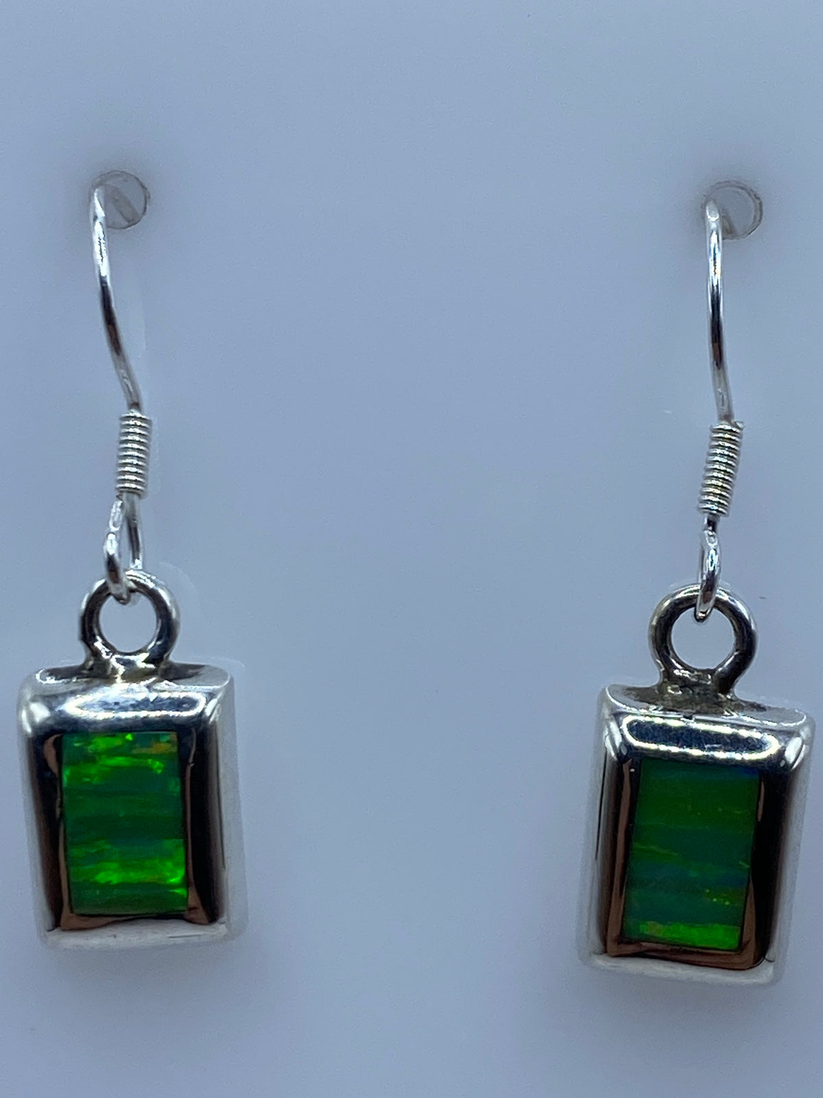 Aretes de plata y ópalo verde en caja de presentación con logo de Arte Taxco