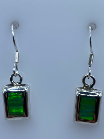 Aretes de plata y ópalo verde en caja de presentación con logo de Arte Taxco