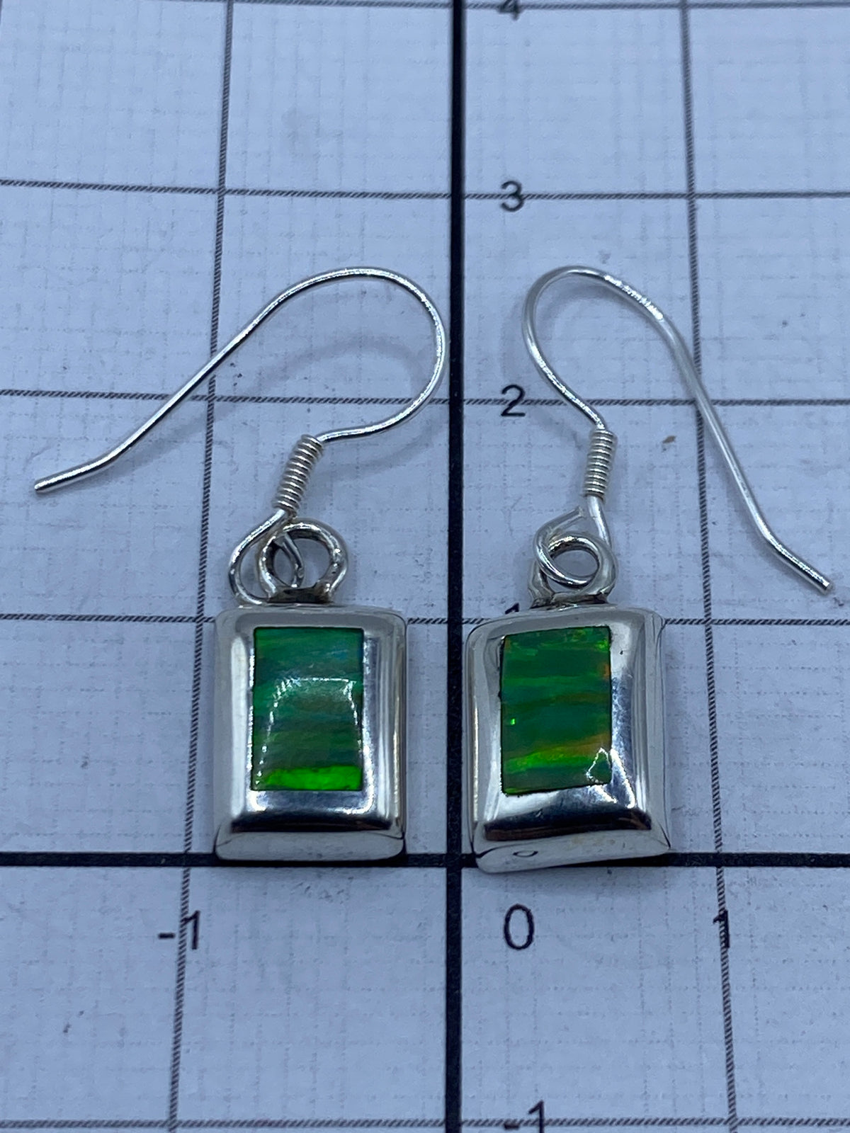 Aretes de plata Taxco con piedra verde en gancho de plata, visto desde ángulo frontal