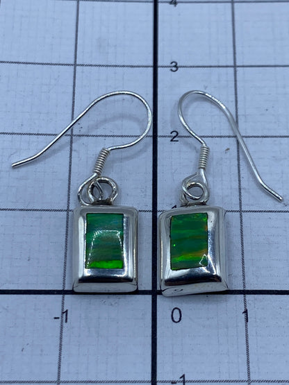 Aretes de plata Taxco con piedra verde en gancho de plata, visto desde ángulo frontal