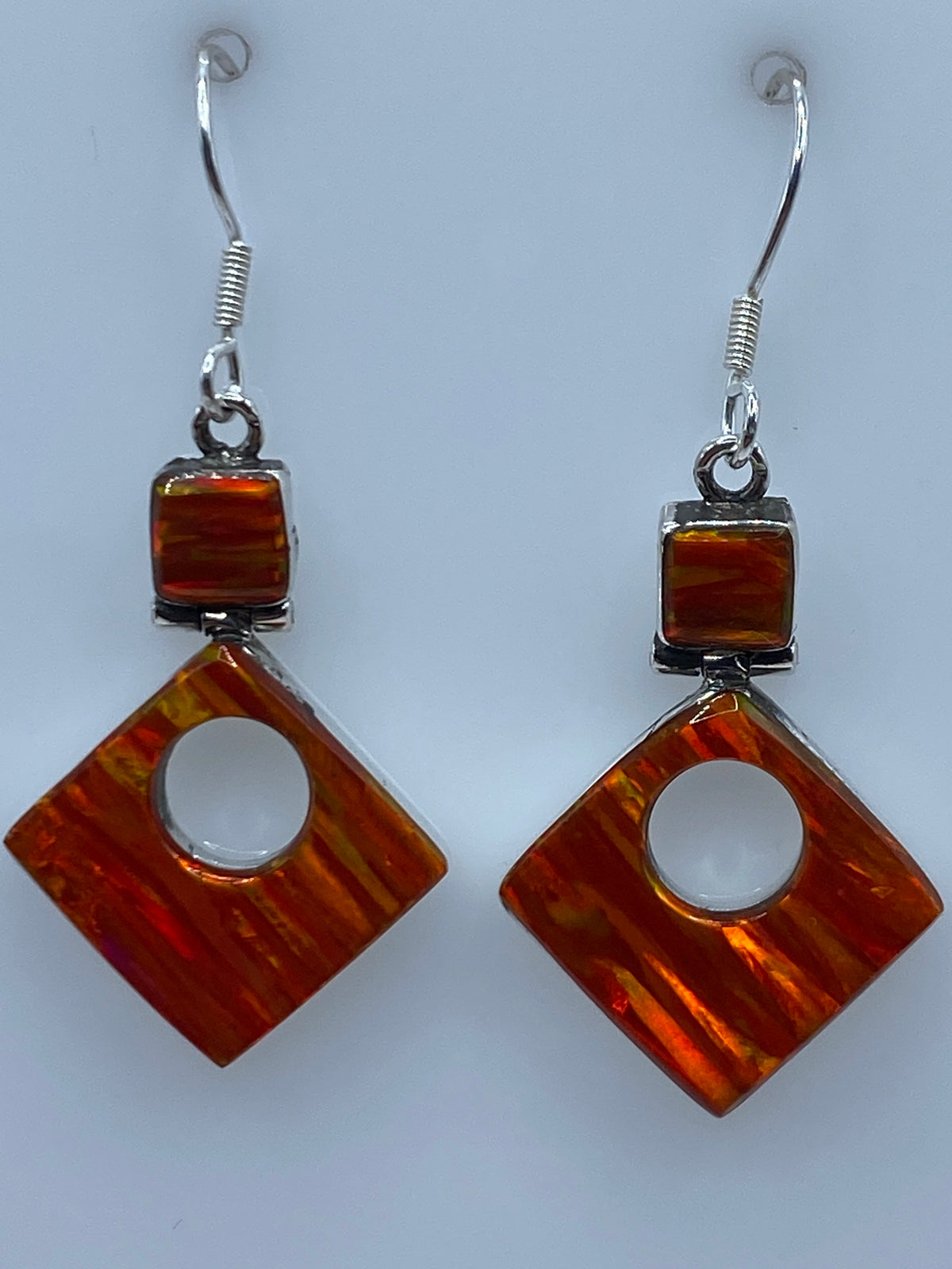 Aretes de ópalo de fuego en escala de medición, largo 3.9 cm