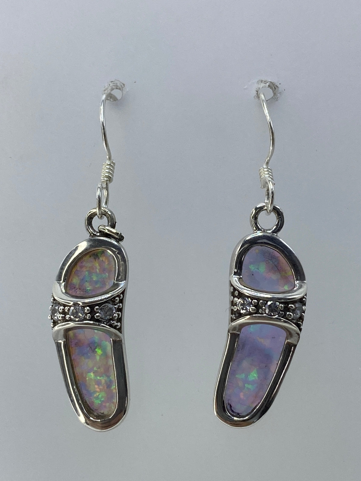 Par de aretes de plata con Ópalo de Fuego multicolor, colgando en gancho