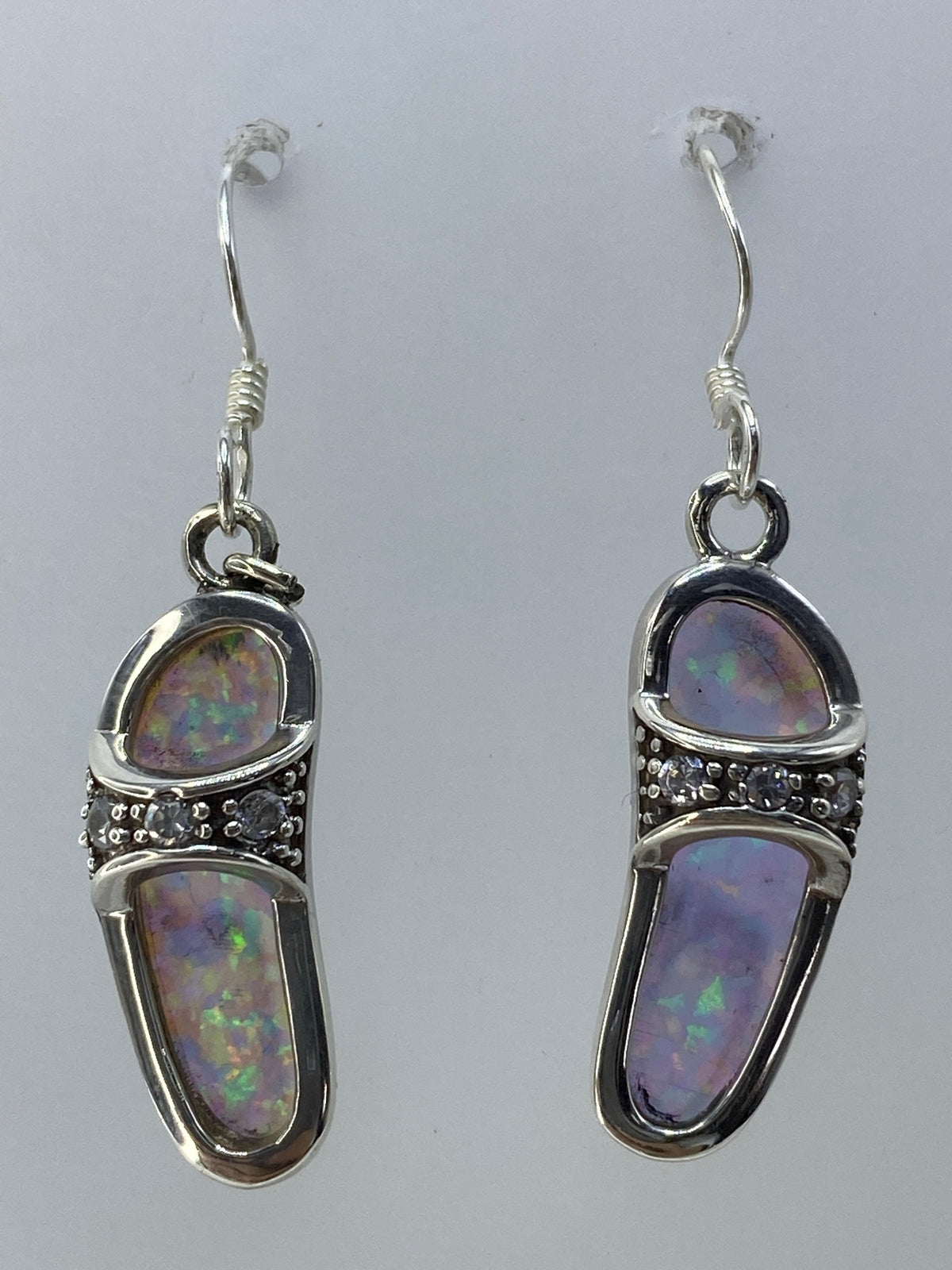 Aretes de Ópalo de Fuego mostrando los destellos rojo, naranja y verde