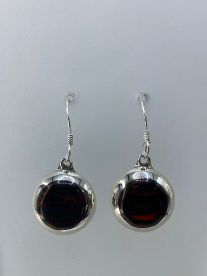 Detalle del engaste de ópalo de fuego en plata, mostrando los colores rojo y naranja