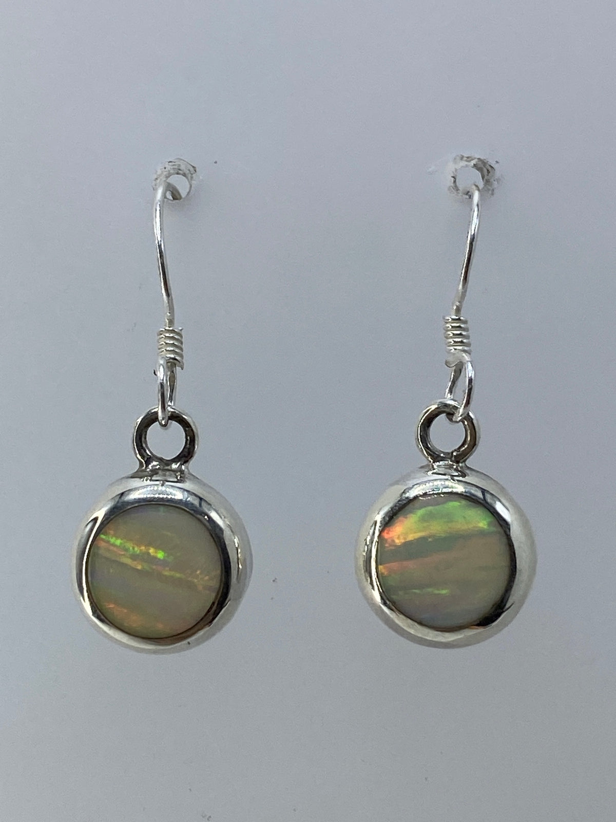 Par de aretes de plata 950 con ópalo de Fuego multicolor en gancho de plata