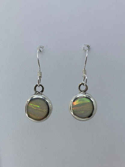 Detalle del ópalo de Fuego con colores naranja, verde y rojo en engaste de plata