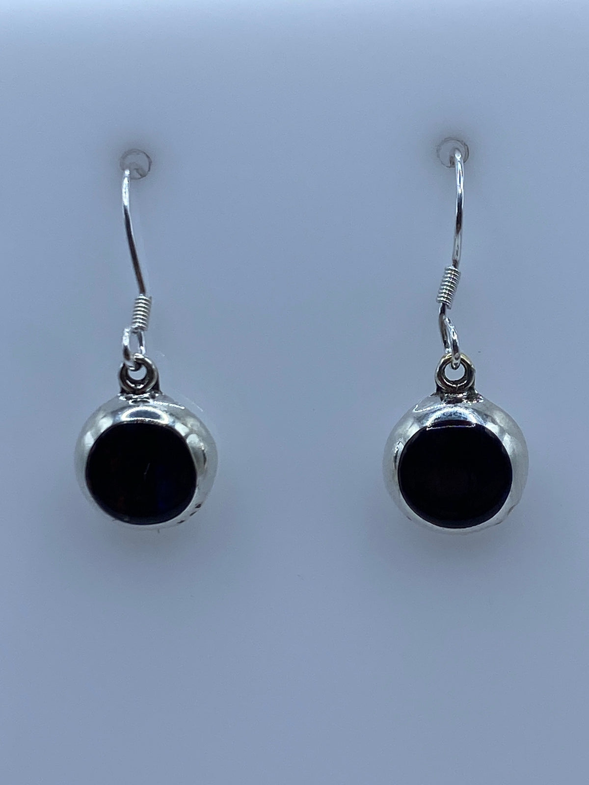 Par de aretes de plata con ópalo de fuego multicolor colgando de gancho plateado