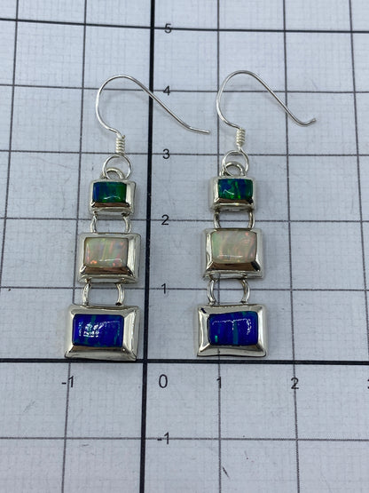 Aretes sobre fondo blanco con marca de Quinto 925 visible