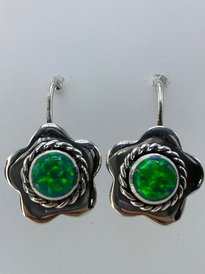 Aretes sobre regla de centímetros mostrando el largo de 2.1 cm