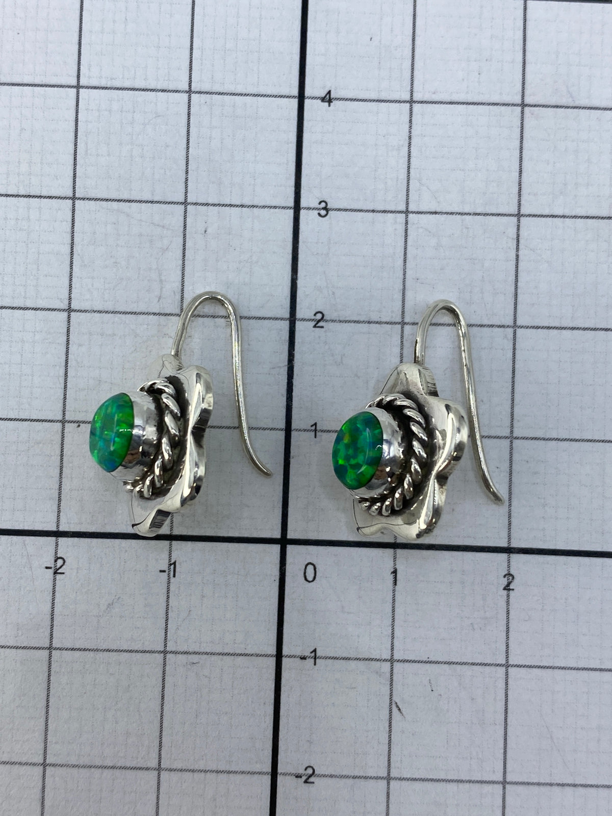 Reversa de los aretes mostrando el sello 950 y el Quinto de autenticidad