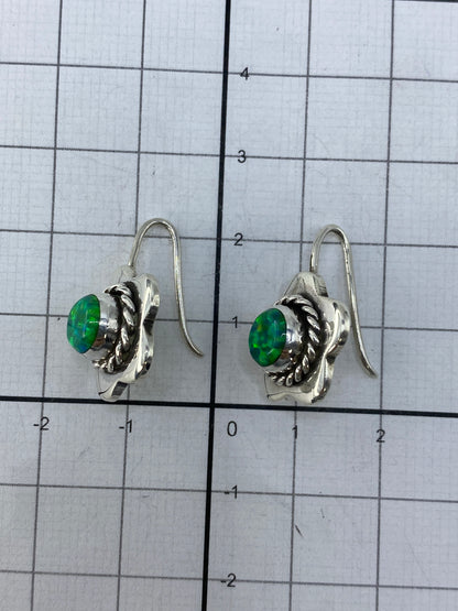 Reversa de los aretes mostrando el sello 950 y el Quinto de autenticidad