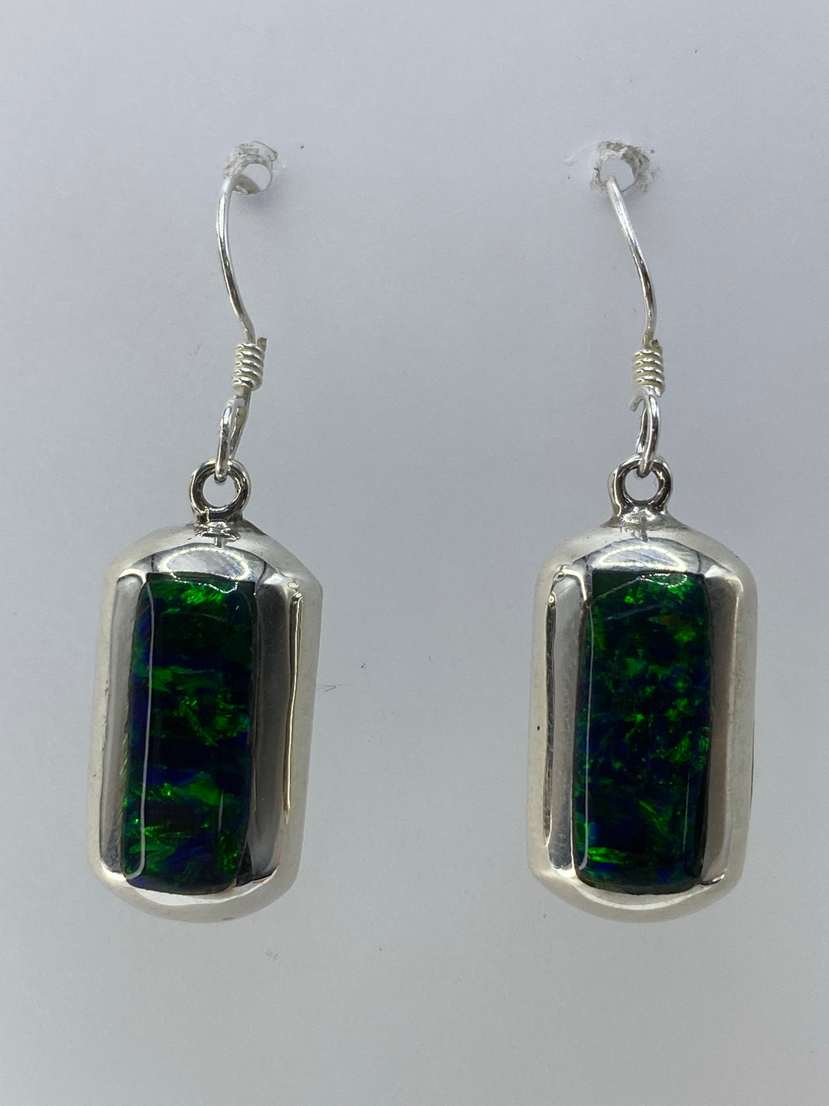 Par de aretes de plata con ópalo de fuego verde colgando de gancho francés