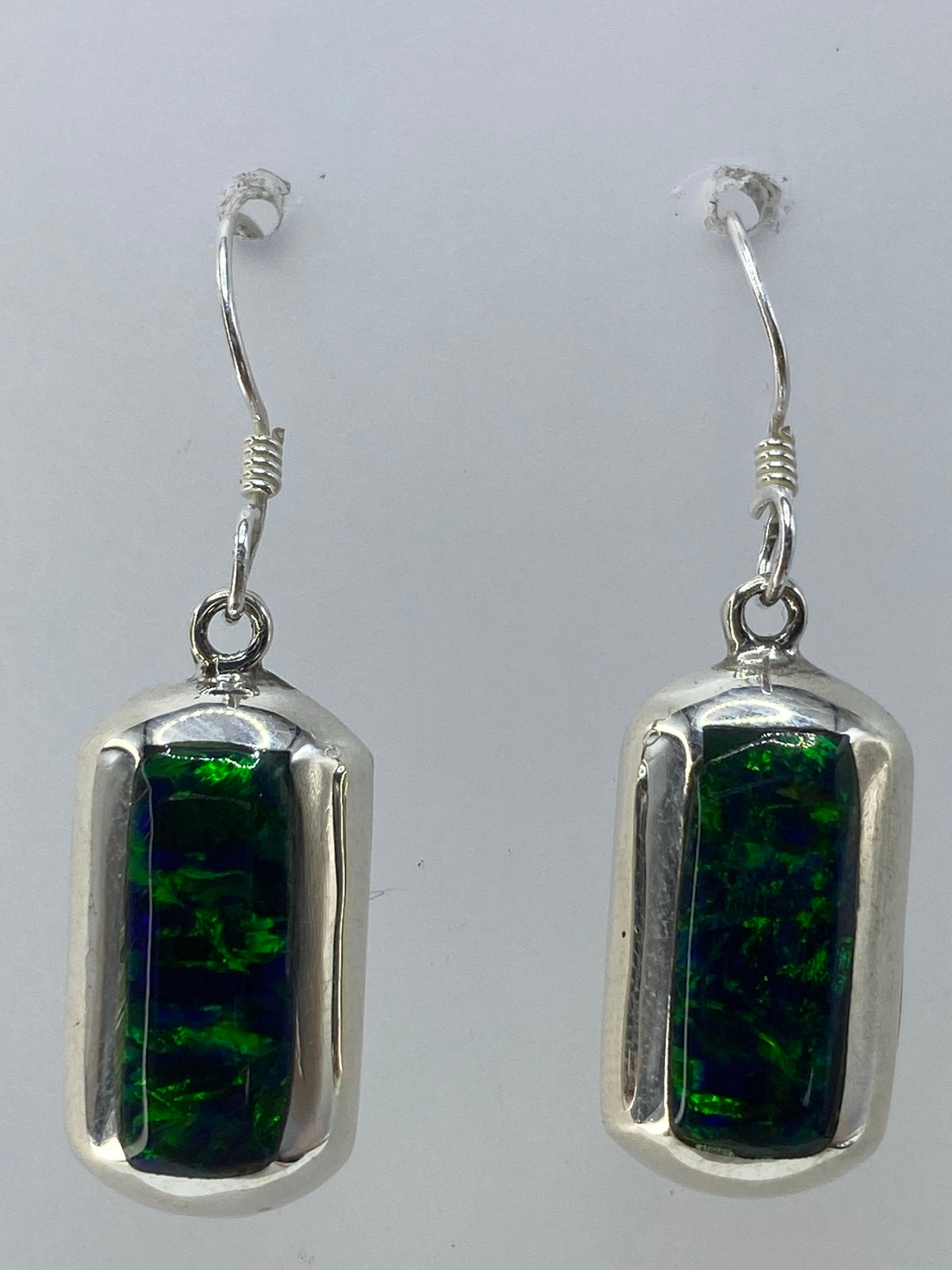 Aretes sobre regla milimétrica mostrando largo de 3.5 cm