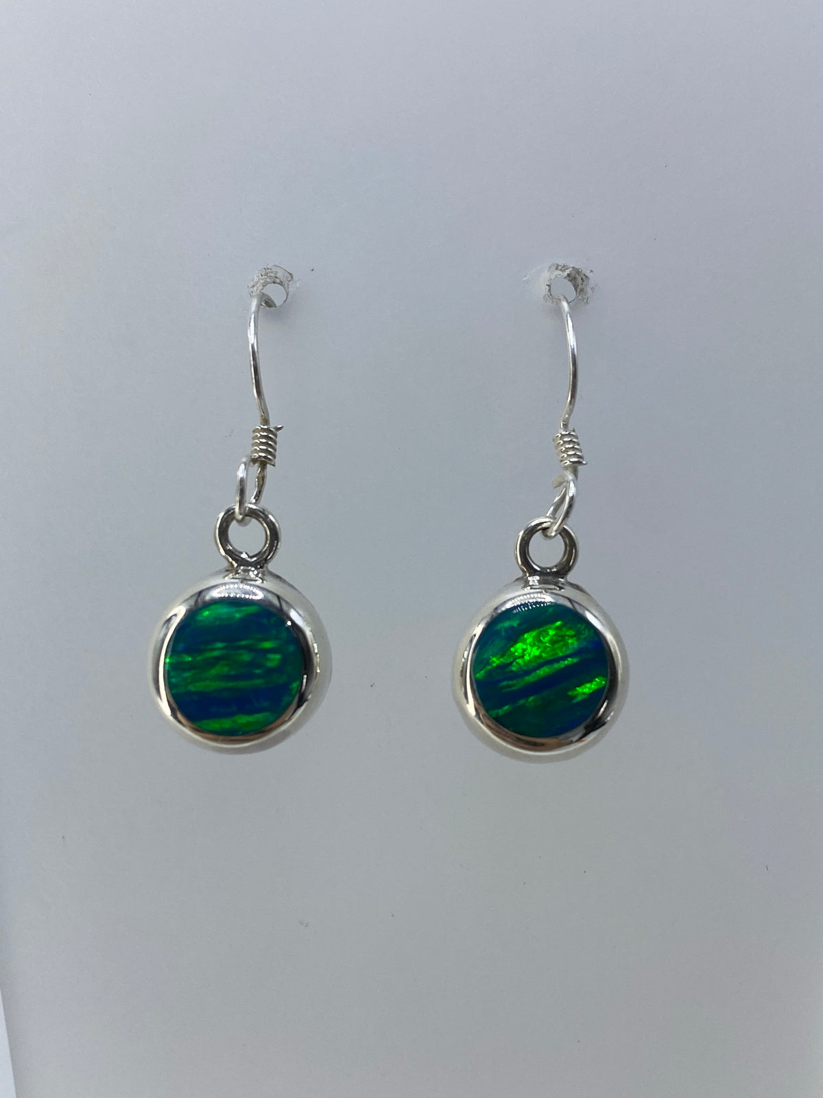 Detalle de cerca del ópalo de fuego verde limón engastado en anillo de plata