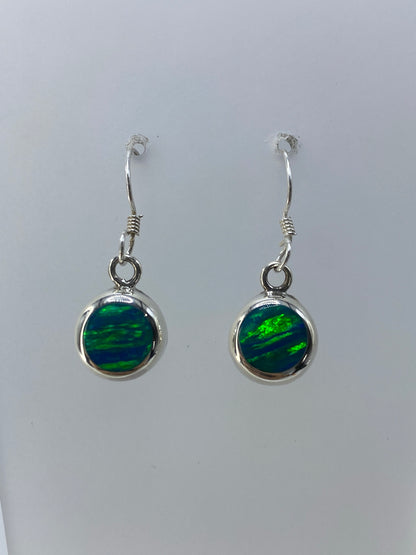 Detalle de cerca del ópalo de fuego verde limón engastado en anillo de plata