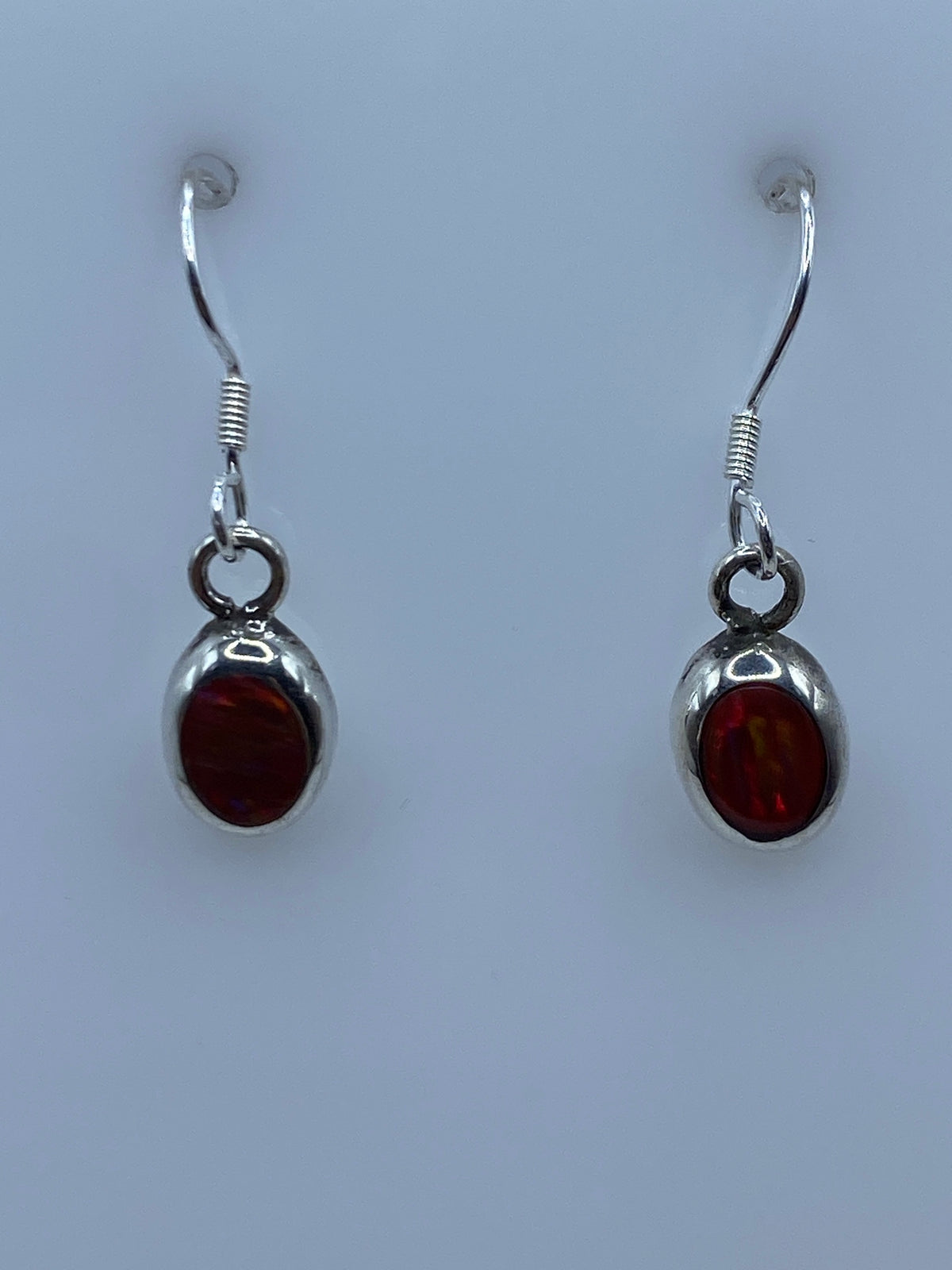 Par de aretes de plata con ópalo de fuego rosa cálido, gancho de plata, vista frontal