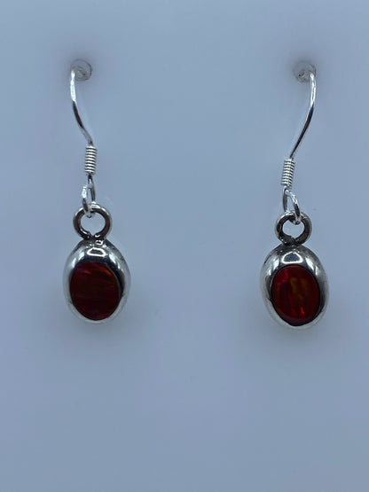 Par de aretes de plata con ópalo de fuego rosa cálido, gancho de plata, vista frontal