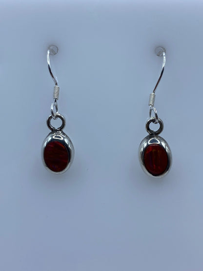 Detalle del engaste de ópalo de fuego rosa en plata 925, brillo mineral