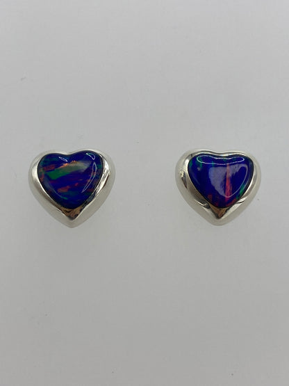 Aretes de ópalo morado — detalle del engaste y el brillo del color