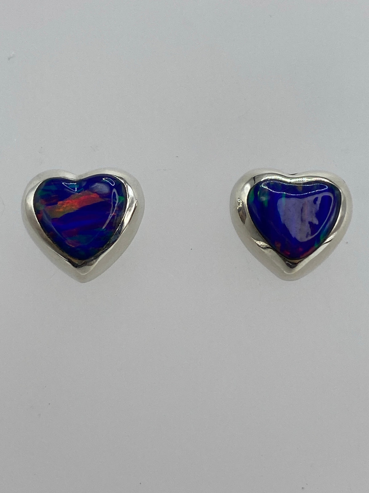 Aretes de plata Taxco con ópalo de fuego morado, ambos lados del par
