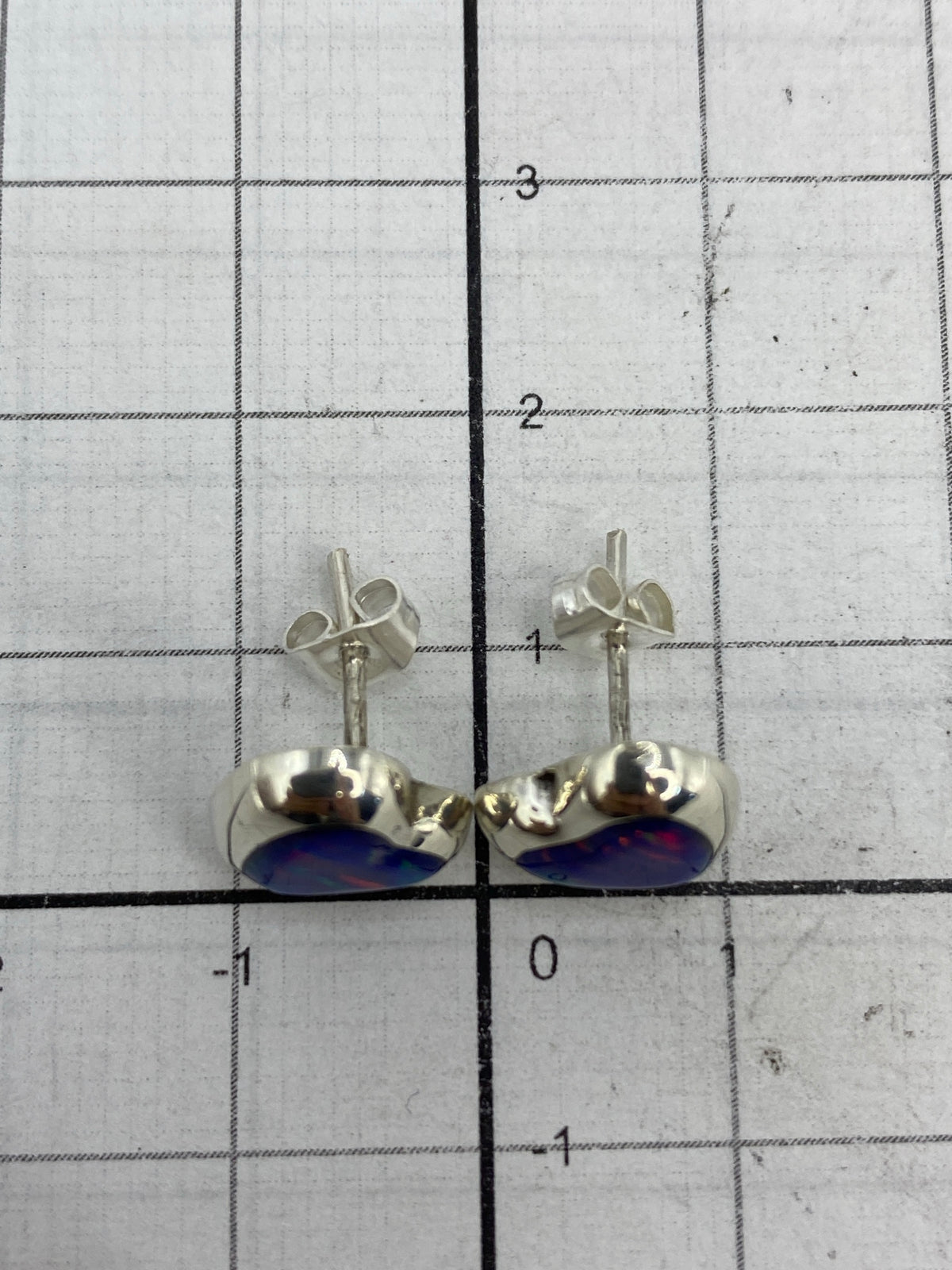 Aretes pequeños de 1.4 cm con ópalo de fuego, cierre de poste