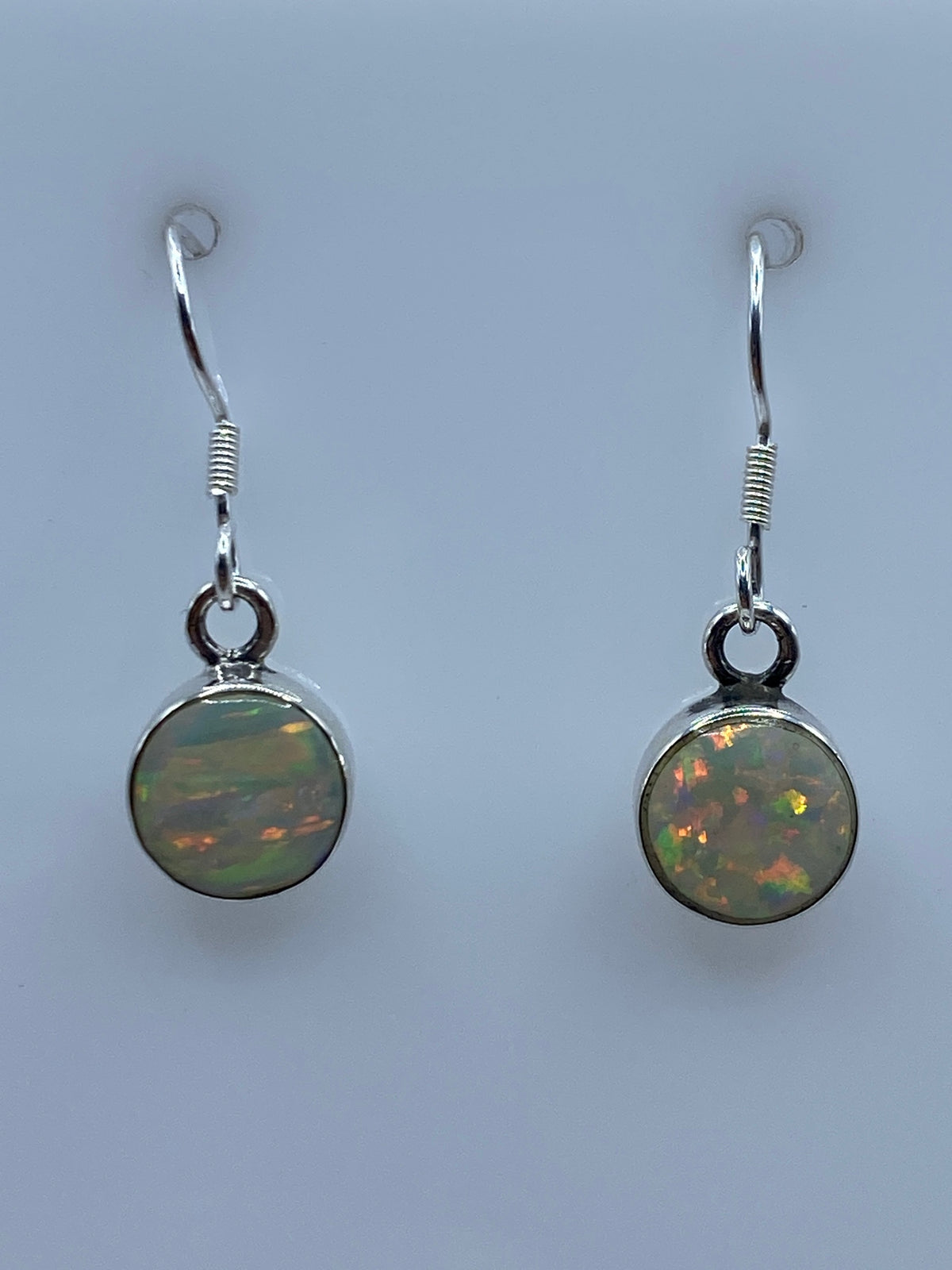 Aretes de plata 950 con ópalo de fuego multicolor engastados a mano, par completo