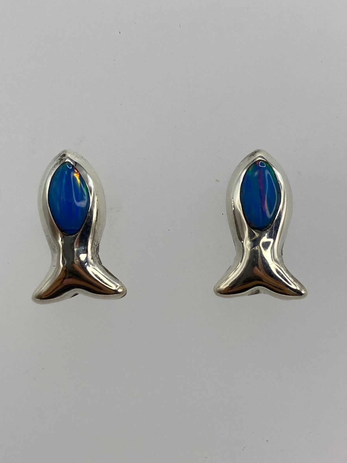 Aretes de plata con opalo de fuego azul, par completo