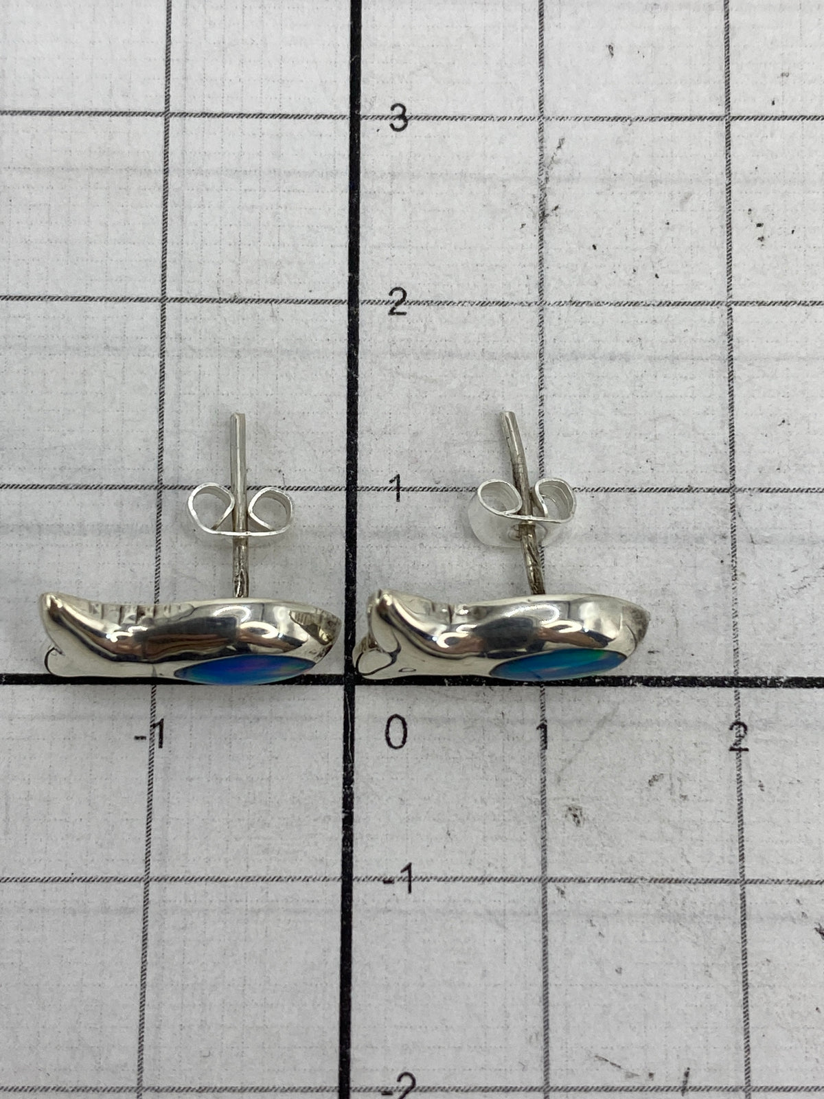 Aretes sobre fondo blanco con el Quinto 925 visible