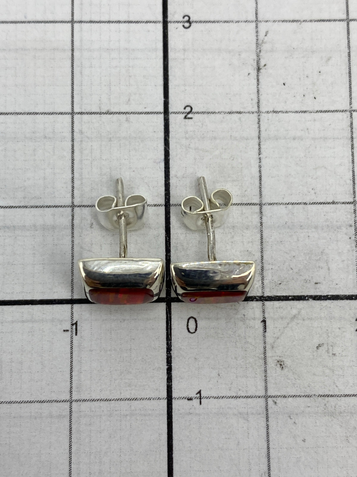 Par completo de aretes minimalistas de Taxco sobre escala de medida, largo 1.3 cm
