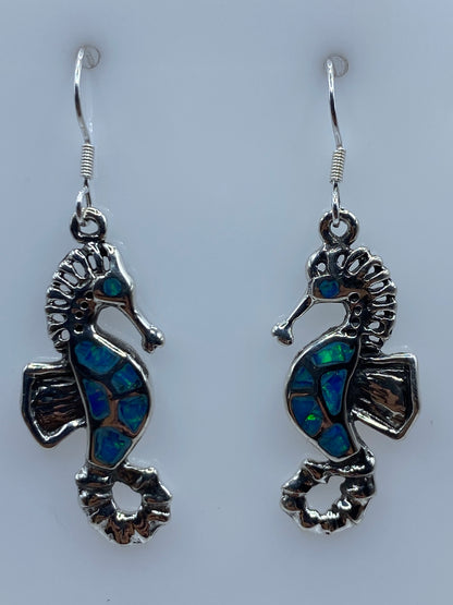 Par de aretes de plata con ópalo de fuego azul incrustado, diseño ondulante en forma de caballito de mar