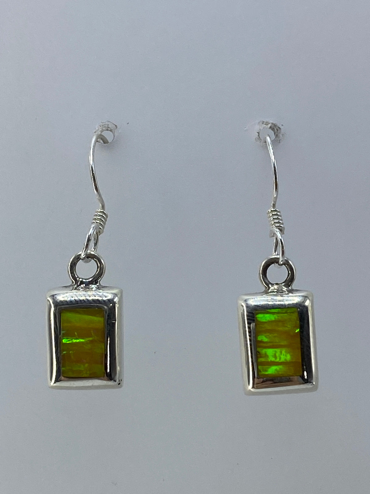 Par de aretes en plata 925 con ópalo de fuego multicolor engastado en cuadrado minimalista