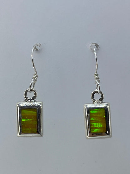 Par de aretes en plata 925 con ópalo de fuego multicolor engastado en cuadrado minimalista