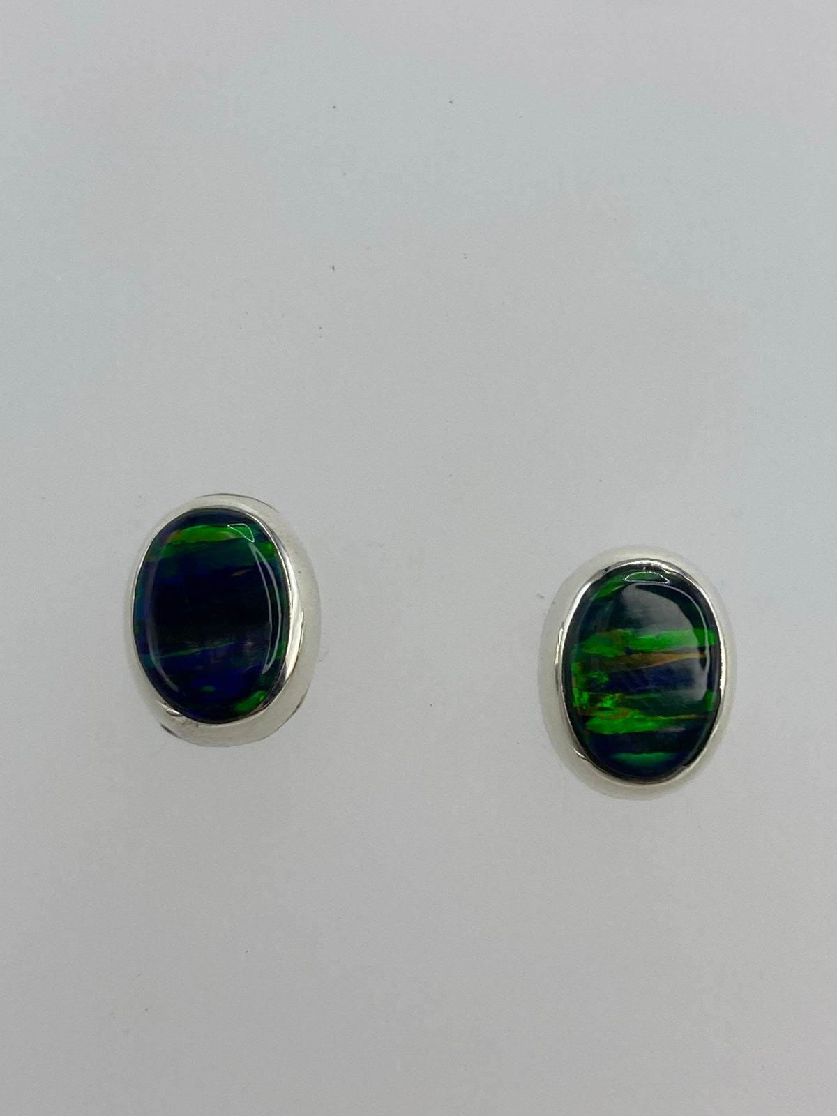 Par de aretes de plata 925 con ópalo de fuego verde, vista frontal