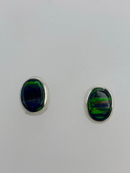 Par de aretes de plata 925 con ópalo de fuego verde, vista frontal