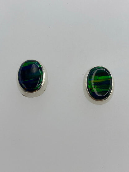 Aretes sobre escala mostrando tamaño delicado de 1.3 cm